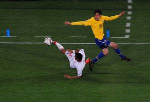 아르투로 비달이 칠레에서 2010년 FIFA 월드컵에서 브라질의 카카를 태클하고 있다.