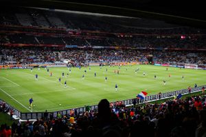 경기를 앞두고 몸을 푸는 양팀 선수들