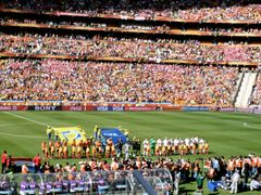 경기를 앞두고 도열한 양팀 선수들