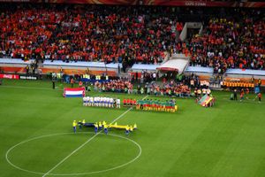 경기를 앞두고 도열한 네덜란드와 카메룬 선수들