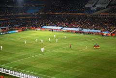 경기를 앞두고 몸을 푸는 양팀 선수들