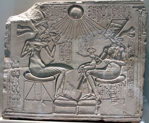 아케나톤(Akhenaten) 파라오와 그의 아내 네페르티티(Nefertiti), 그리고 딸들의 움푹 들어간 부조 묘사. 주 배경은 제거되지 않았고, 조각된 형태의 바로 인근 배경만 제거되었다.