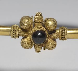 5세기 때 훈족의 금제 석류석 팔찌, 월터스 미술관 소장