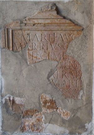 갈리아에서 발견된 마르스 아우구스투스에게 바쳐진 부분적으로 파손된 기념비