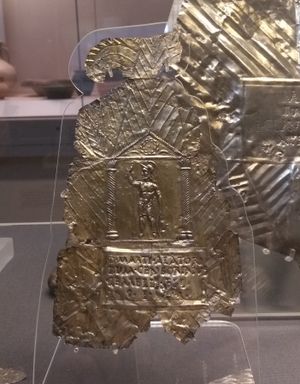 바크웨이}}) 유물에서 발견된, 마르스 알라토르(Mars Alator)에게 바쳐진 봉납판