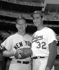 1963년 월드 시리즈 1차전 선발 투수 샌디 쿠팩스(오른쪽)와 화이티 포드