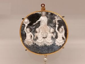 아우구스투스 시대 악티움 카메오. 네 명의 "트리톤"이 끄는 사륜 전차를 탄 옥타비아누스를 묘사하고 있으며, 각 측면의 두 트리톤은 해전 승리의 상징을 들고 있다.