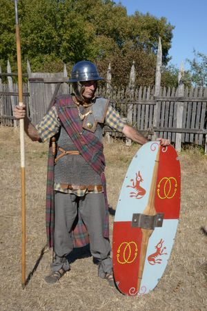 부유한 갈리아 전사의 전형적인 무장을 한 2018년 현대 재연자