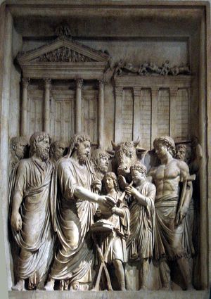 마르쿠스 아우렐리우스(Marcus Aurelius) 황제가 가족들과 함께 게르마니아에서의 승리 후 유피테르 카피톨리누스 신전 밖에서 제사를 지내는 모습(2세기 후반). 로마 카피톨리노 박물관(Capitoline Museum)