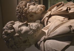 공동 황제 마르쿠스 아우렐리우스 (왼쪽)와 루키우스 베루스 (오른쪽)의 흉상, 대영 박물관