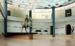 콘세르바토리 궁전에 위치한 원본 동상