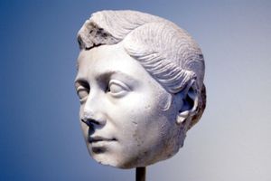 스미르나에서 발견된 옥타비아로 추정되는 로마식 흉상