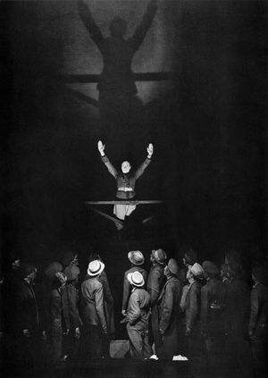 마크 앤토니 (조지 컬러리스)가 머큐리 극장에서 공연한 시저(1937)에서 군중들에게 연설하는 모습. 이 작품은 현대적인 의상을 사용했으며, 당시 파시스트 이탈리아와 나치 독일을 연상시킨다는 평가를 받았다.