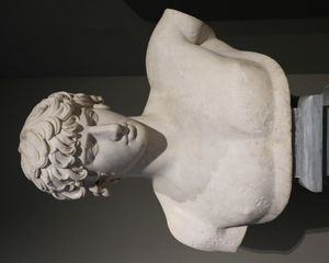 안티노우스 흉상(아테네 국립고고학박물관)