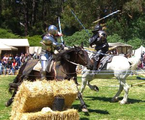 현대 르네상스 축제에서 중장갑 기사들의 중세 조우스트 재현