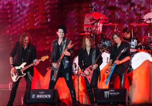 2018년 바켄 오픈 에어에서 공연하는 할로윈. 왼쪽부터: 마르쿠스 그로스콥프, 사샤 거스트너, 카이 한센, 미하엘 바이카트, 다니엘 뢰블.