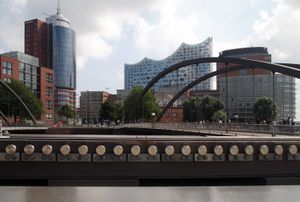 케어비더슈피체 주변 한자 상업 센터의 고층 건물들; 배경에 엘브필하모니가 보임