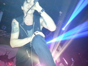 2015년 공연 중인 인더스트리얼 록 밴드 오지