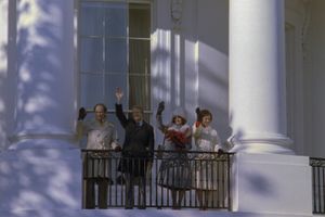 1977년 2월 21일 백악관에서 열린 국빈 방문 도착식에서 피에르 트뤼도, 지미 카터, 마거릿 트뤼도, 로잘린 카터.