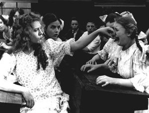 1917년 무성영화 써니브룩 농장의 레베카의 한 장면. 한 소녀가 다른 소녀에게 공격적인 태도를 보이는 모습을 보여준다.