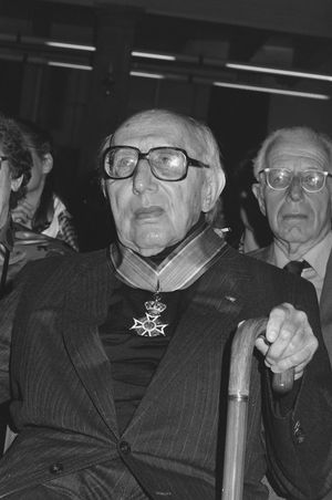 엘리아스가 오렌지-나사우 훈장 사령관에 임명됨(1987)