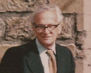 옥스퍼드 뉴칼리지 입구에 서 있는 하트