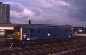 클래퍼엄 정션 역에서 영국철도의 청색 도장의 73형 기관차(1982년 3월 13일)