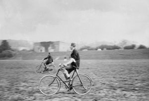 1910년경, 자전거를 타고 폴로를 하는 영국 왕립 포병 장교들