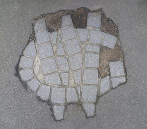 위샤트의 처형 장소에 있는 그의 이니셜