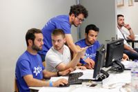 공학도들이 사례 연구 경진대회에 참여하고 있다.