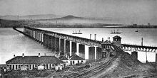 테이 철교(Tay Bridge) 붕괴 직후의 모습(남쪽에서 바라본 모습). 북쪽 끝 부근에서 무너진 부분을 볼 수 있다.