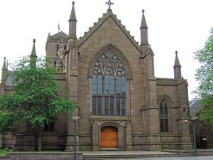 던디 시 교회 중 하나인 세인트 메리 교회(Dundee Parish Church, St Mary's). 사진 배경에는 던디 시 교회 중 또 다른 하나인 세인트 클레멘트 교회(St. Clement's, 구 첨탑)가 보이는데, 세 교회가 연결되어 있으나 예배 장소로 사용되는 곳은 세인트 메리 교회와 세인트 클레멘트 교회 두 곳뿐이다.