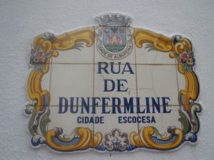 포르투갈 알부페이라 자매 도시의 Rua de Dunfermline 거리 표지판