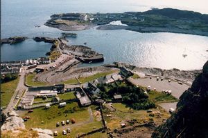 슬레이트 제도의 세일 (전경)과 이스데일의 바다로 채워진 슬레이트 채석장