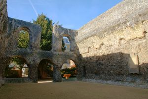 2008년 리딩 수도원의 폐허가 된 장식 회랑