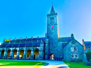 세인트 살베이터 예배당, 2022년 10월 10일 하부 칼리지 잔디밭 안쪽에서 본 모습. 본당과 첨탑이 보인다.