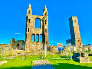 2022년 10월 10일 촬영한 동쪽 탑, 세인트 룰 탑, 그리고 그 아래 묘지의 최근 모습.