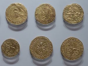 재임 중 제임스 3세(위)와 제임스 4세(아래)의 금 유니콘 동전