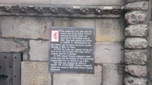 홀리루드 수도원 폐허에 있는 왕가 납골당, 제임스 5세의 유해가 안치되어 있다