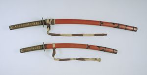 다이쇼(大小) 형태의 고대 코시라에(拵), 카타나(刀)(위), 와키자시(脇差)(아래). 19세기, 에도 시대. 도쿄 국립박물관.