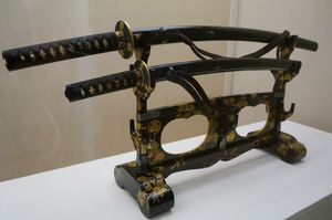 검은 칼집, 손잡이 감개 실, 흰 가오리 가죽 손잡이로 도쿠가와 막부가 규정한 정장용 다이쇼. 우에스기 가문 소유. 에도 시대 말기.