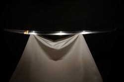 1584년 고마키·나가쿠테 전투에서 오다 노부오가 반역자로 의심되는 가신 오카다 시게타카를 죽이는 데 사용한 타치(太刀) 오카다기리 요시후사. 일본 국보이다.