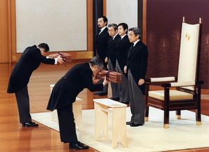 1989년 1월 7일 아키히토 천황 즉위식에서 검 쿠사나기노 쓰루기와 야사카니노 마가타마를 바치는 모습