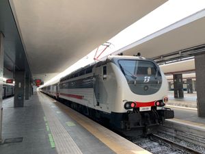 나폴리 중앙역의 이탈리아 인터시티 열차