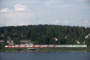 VR 클래스 Sr2 기관차가 하멘린나에서 2층 IC² 열차를 견인하고 있다.