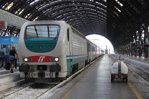밀라노 중앙역에 정차한 이탈리아 인터시티 열차