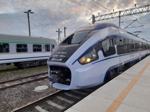 2022년 루블린 글로브니 역에서 IC 브랜드의 고속열차 (ED161-008; 폴란드산 페사 다트 고급 열차)