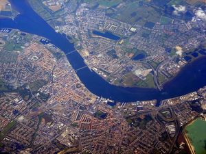 위성에서 본 올보르와 그 위성 도시인 노르쇠순뷔(북쪽에 위치)