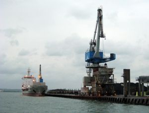 시멘트 운반선 Cemisle호가 올보르 포틀랜드(Aalborg Portland)에 정박해 있다.