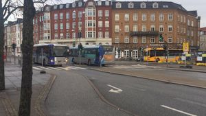 존 F. 케네디 광장 (John F. Kennedy Plads)의 다양한 디자인의 NT 버스 (2021년 12월)